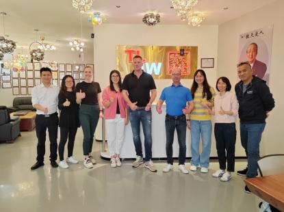 Cliente holandés viene a visitar la empresa