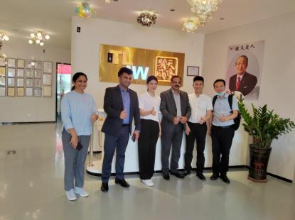 Los clientes indios visitan